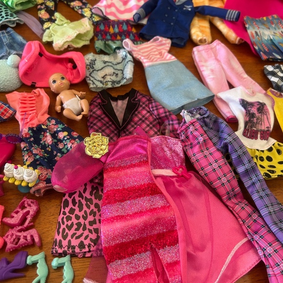 Barbie lot with clothes and accessories - Picture 3 of 9